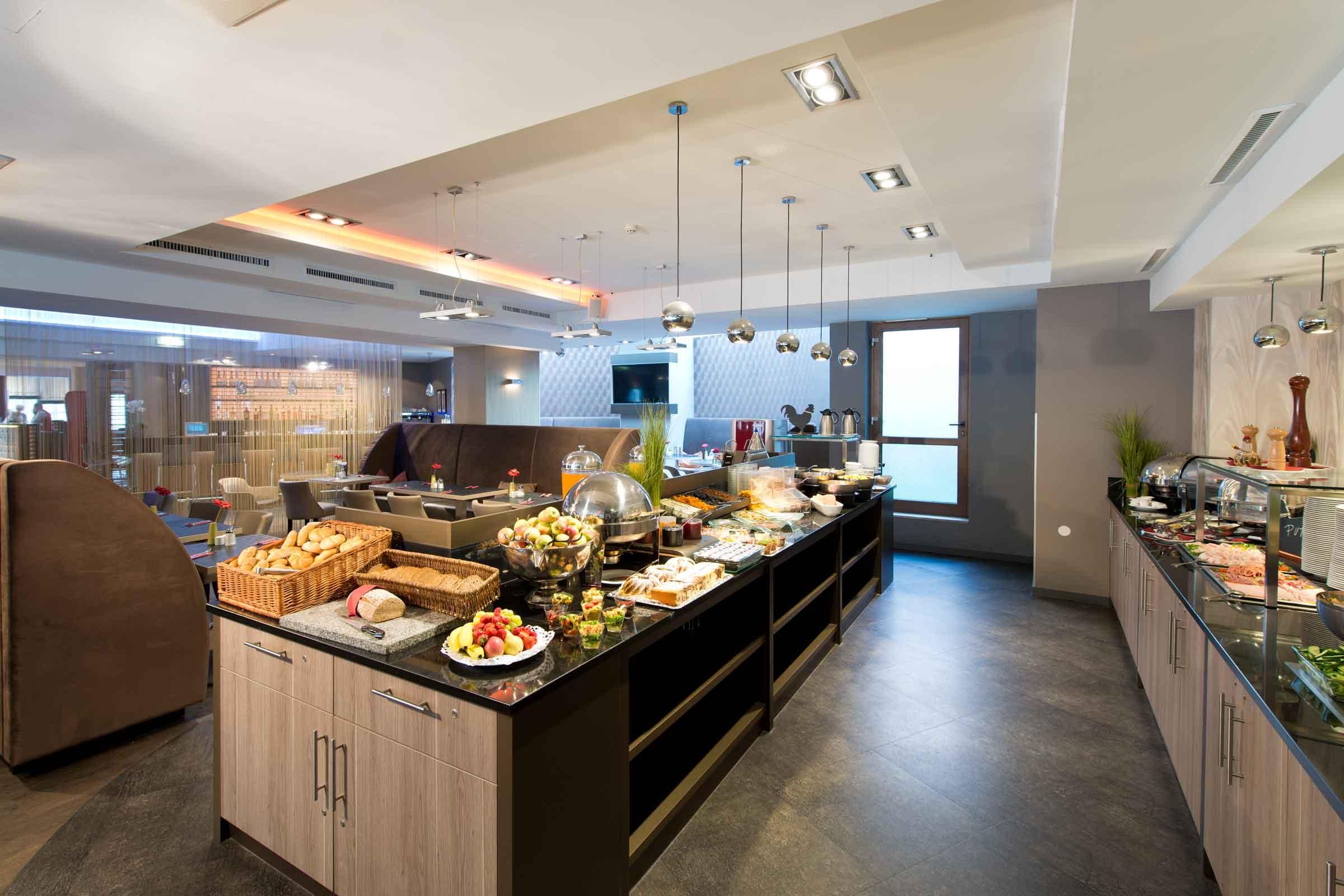 Leonardo Vienna Westbahnhof Hotel Bagian luar foto Breakfast buffet at the hotel
