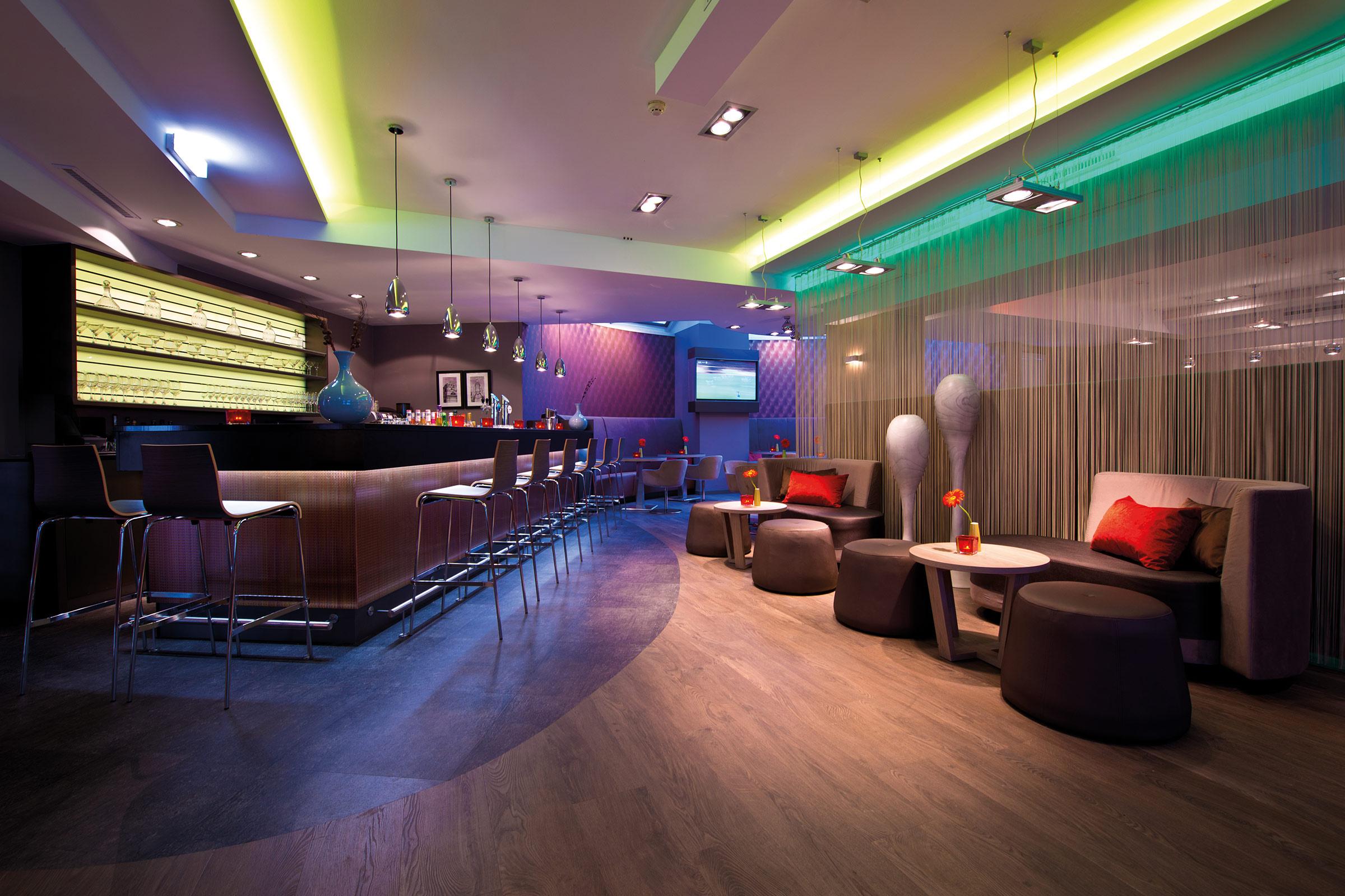 Leonardo Vienna Westbahnhof Hotel Bagian luar foto Interior of a bar