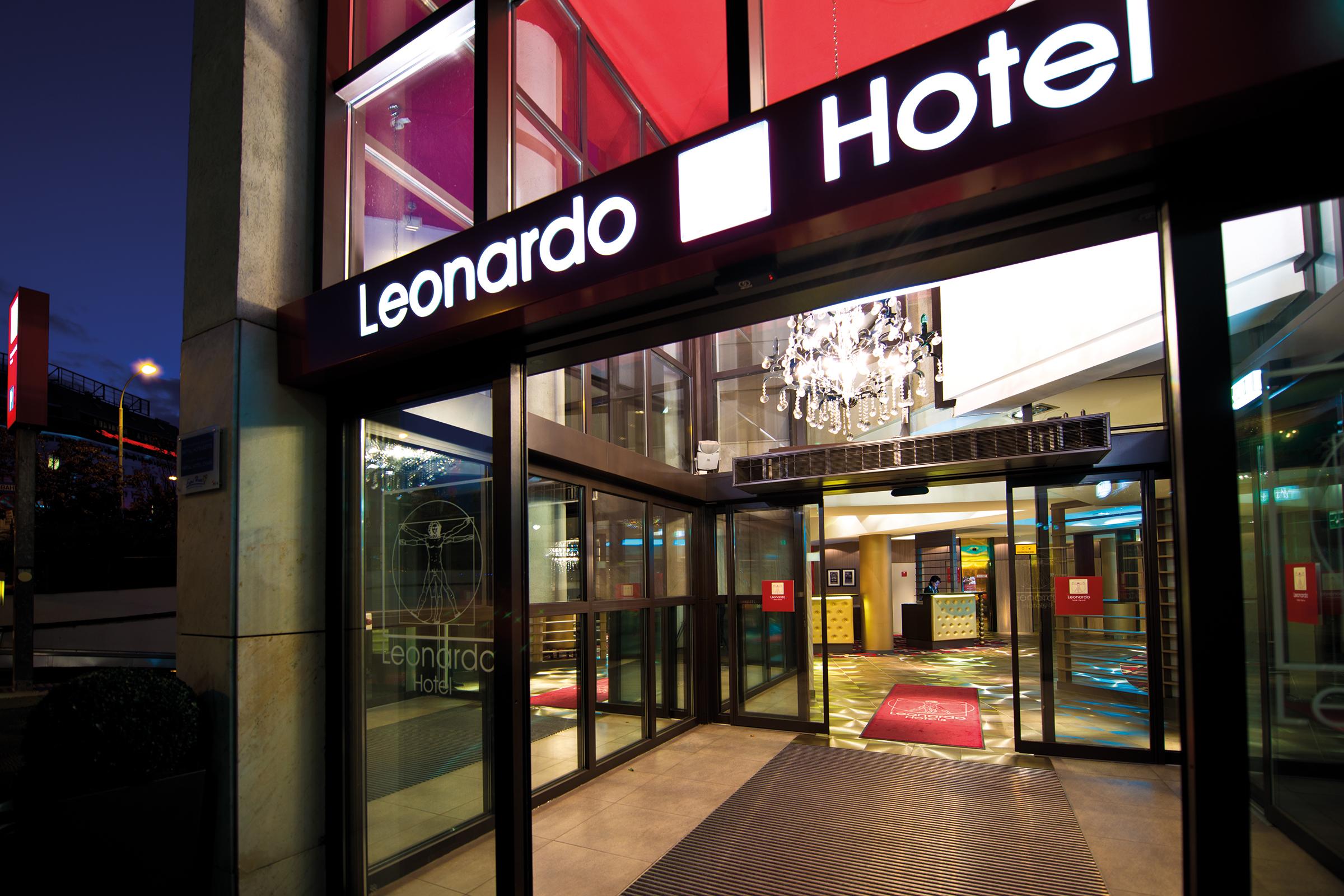 Leonardo Hotel Wina Bagian luar foto