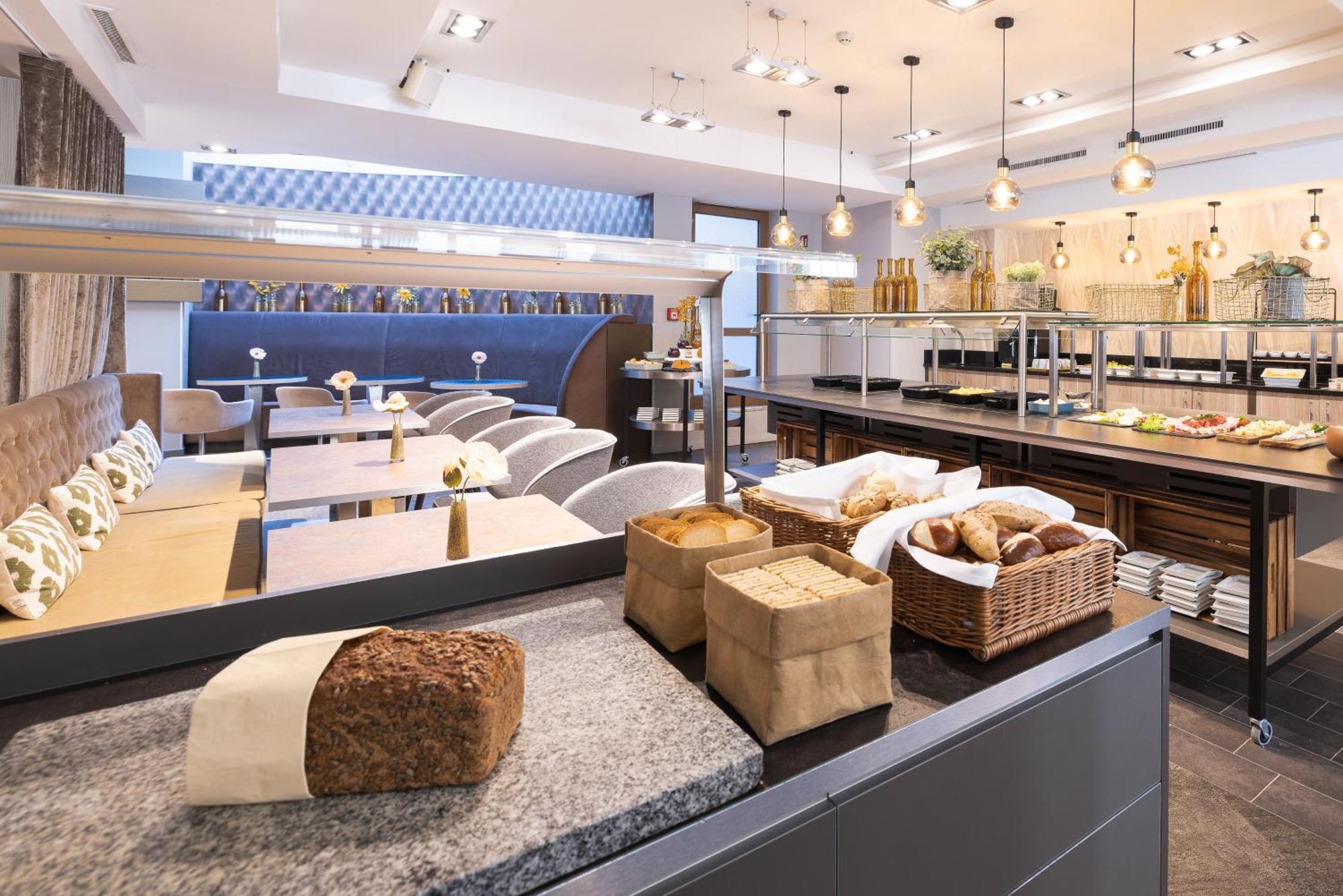 Leonardo Vienna Westbahnhof Hotel Bagian luar foto Breakfast buffet