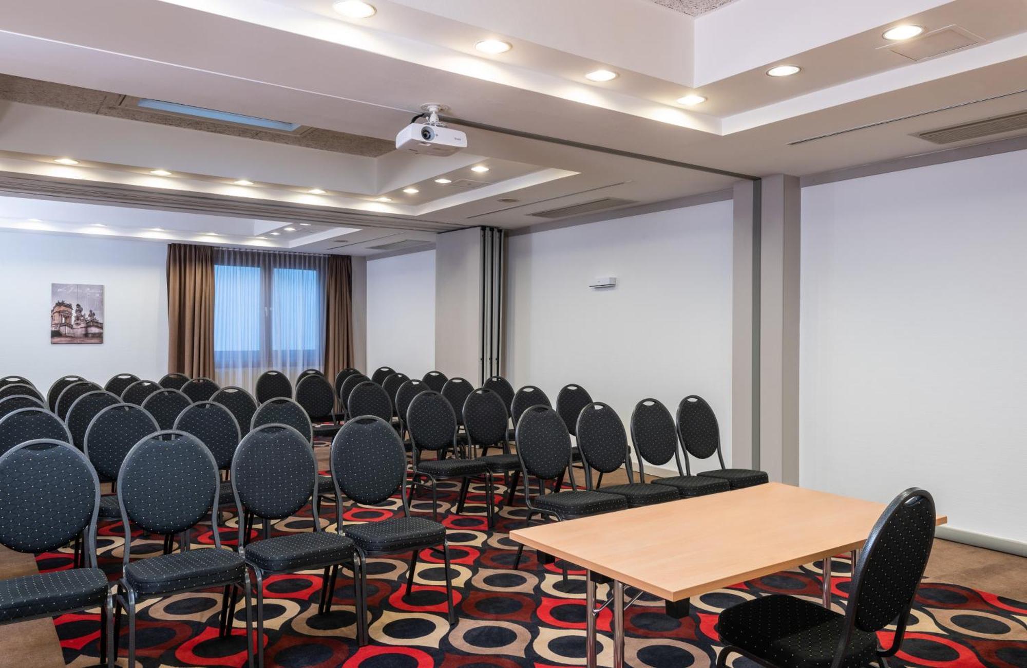 Leonardo Vienna Westbahnhof Hotel Bagian luar foto The meeting room
