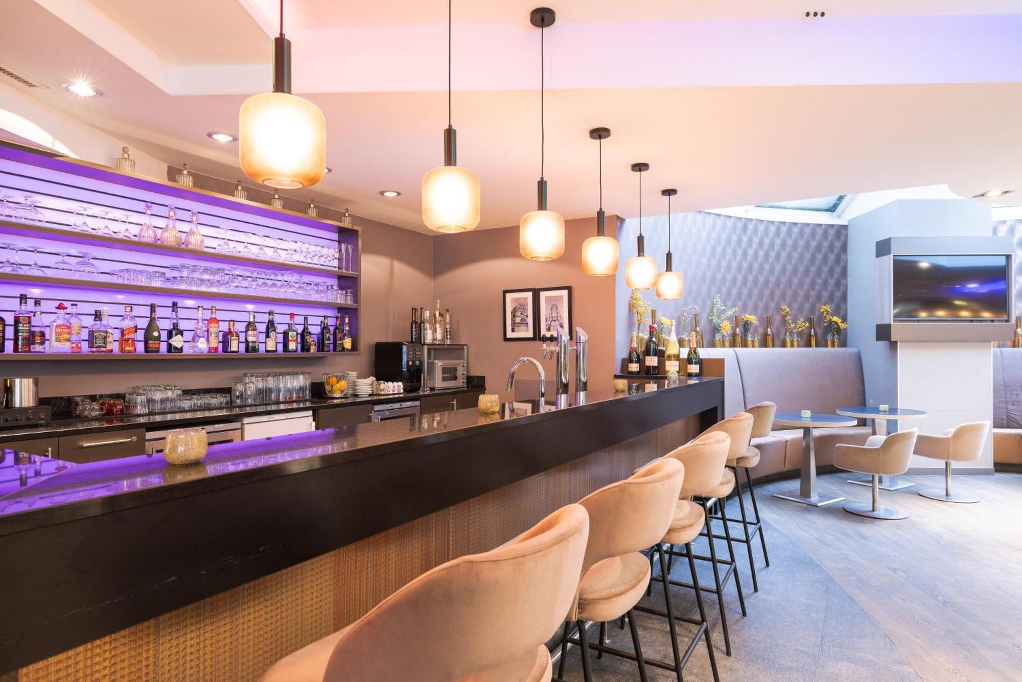 Leonardo Vienna Westbahnhof Hotel Bagian luar foto The bar at the airport