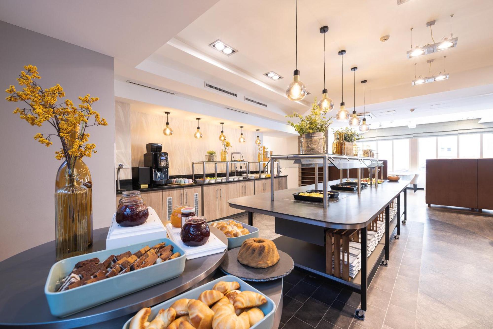 Leonardo Vienna Westbahnhof Hotel Bagian luar foto Breakfast buffet