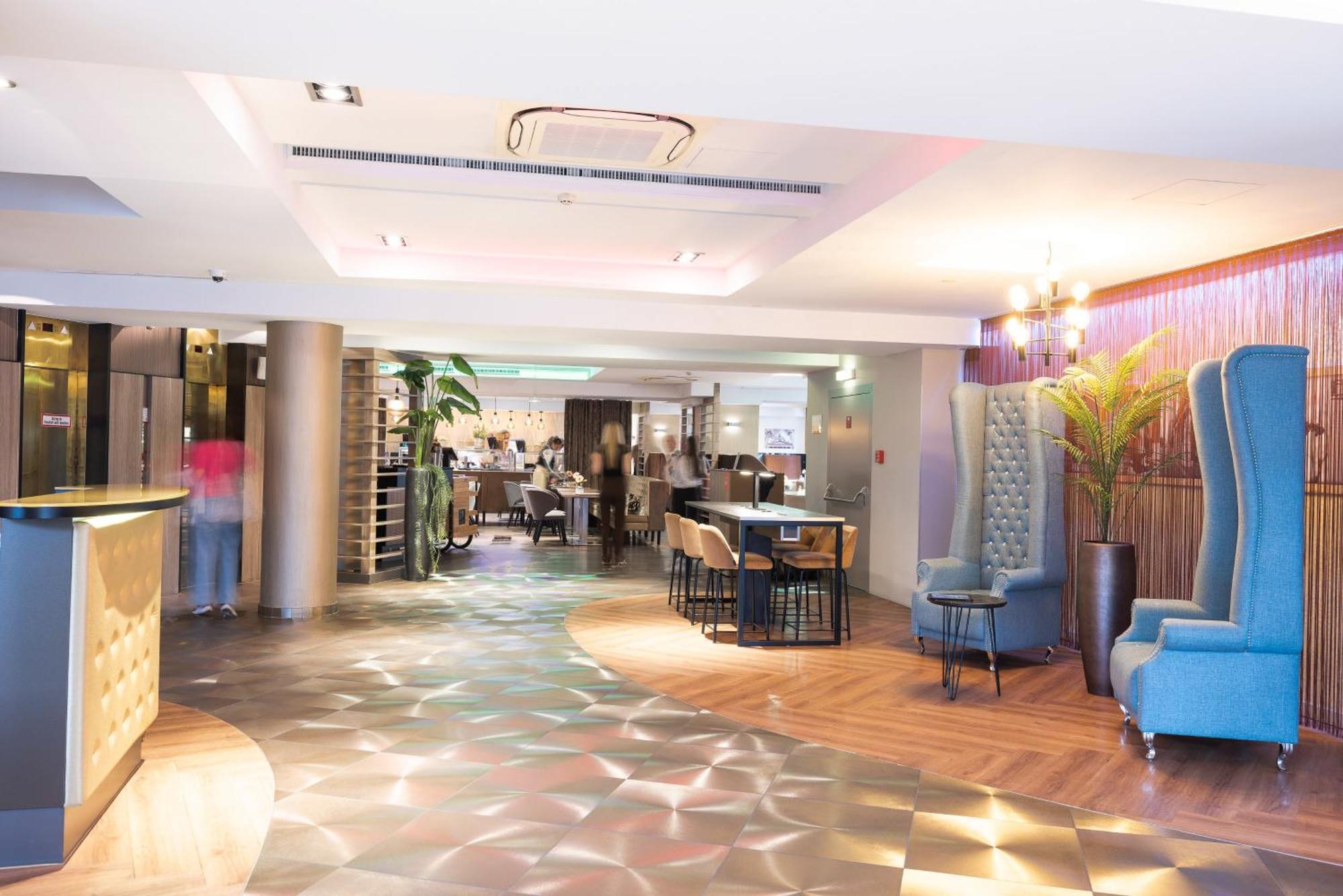 Leonardo Vienna Westbahnhof Hotel Bagian luar foto Reception