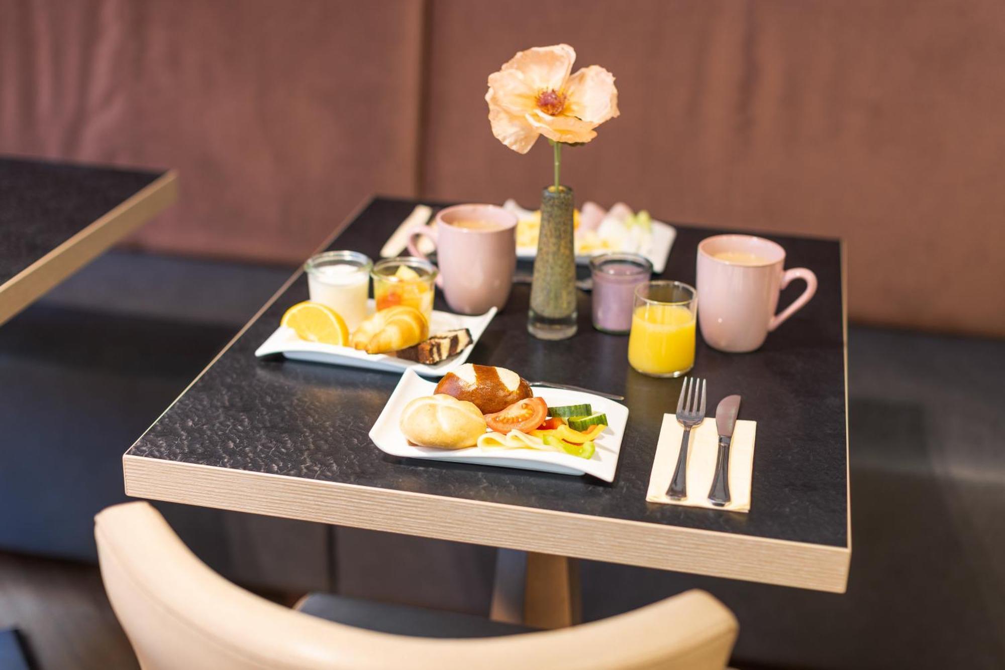 Leonardo Vienna Westbahnhof Hotel Bagian luar foto Breakfast at the hotel