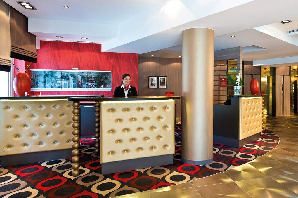 Leonardo Vienna Westbahnhof Hotel Bagian luar foto Reception desk