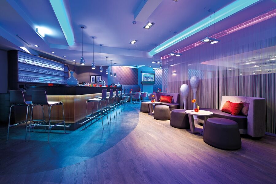 Leonardo Vienna Westbahnhof Hotel Bagian luar foto Interior of a modern bar